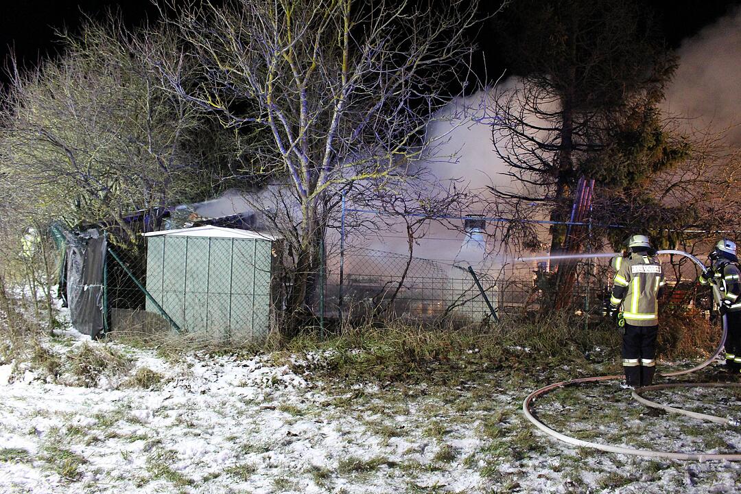 Tragödie in Mittelfranken: 56-Jähriger und seine zwei Hunde sterben bei Feuer in Gartenlaube