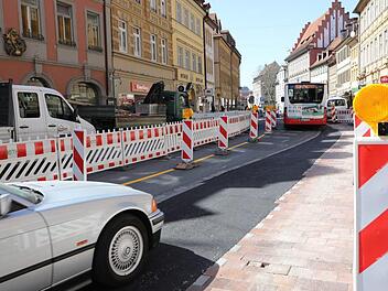 Die Häuser Nummer 22 ( (rotes Haus am linken Bildrand) und 24   (nicht im Bild) werden derzeit von einer zur Mediengruppe Oberfranken (MGO) gehörenden Besitzgesellschaft saniert . Aufgrund der Arbeiten ist die    Lange Straße derzeit für den Verkehr beengt. Barbara Herbst