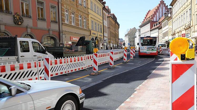Die Häuser Nummer 22 ( (rotes Haus am linken Bildrand) und 24   (nicht im Bild) werden derzeit von einer zur Mediengruppe Oberfranken (MGO) gehörenden Besitzgesellschaft saniert . Aufgrund der Arbeiten ist die    Lange Straße derzeit für den Verkehr beengt. Barbara Herbst