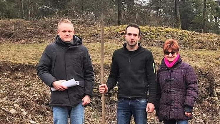Gemeinsam im Arbeitseinsatz waren (von links) Jan Hochstein, geschäftsführender LPV-Mitarbeiter, Pascale Herkt, Landschaftsservice Herkt (Maßbach), und LPV-Mitarbeiterin Hannelore Rundell. Foto: Sigismund von Dobschütz