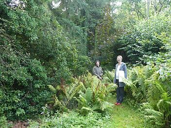Christine Bender, Gartenzertifiziererin (links) mit Frau Kenner im wildromantischen Gartenparadies. Dieter Büttner