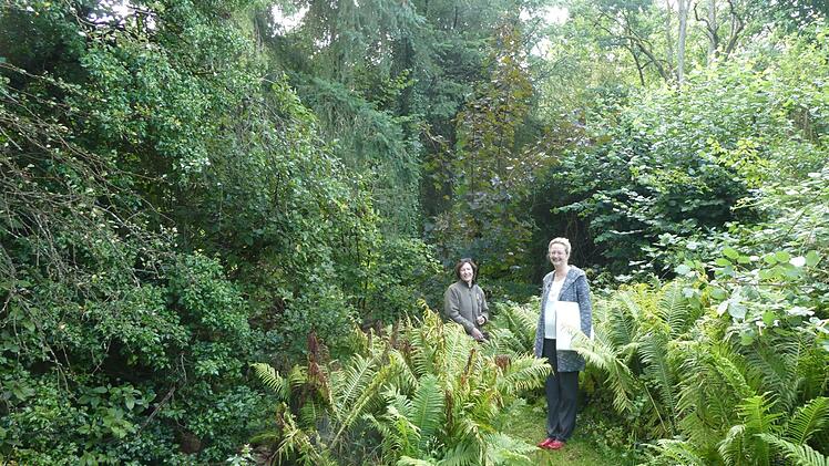 Christine Bender, Gartenzertifiziererin (links) mit Frau Kenner im wildromantischen Gartenparadies. Dieter Büttner