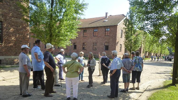 Die Tischtennisfreunde aus dem Coburger Raum auf dem Gelände des Konzentrationslagers Auschwitz-Birkenau Foto: Hans Franz