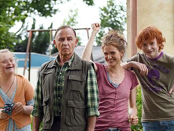 Auf den ersten Blick scheint Ex-Marineoffizier Klaus Gremme (Alexander Held, zweiter von links) nicht wirklich in diese bunte Familie zu passen: Mona (Lisa Hagmeister, zweite von rechts) und ihre Kinder Claire (Amelie Gerdes) und Linus (Xari Wimbauer) sto&szlig;en mit dem kauzigen Alten an ihre Grenzen.