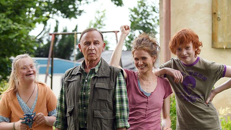 Auf den ersten Blick scheint Ex-Marineoffizier Klaus Gremme (Alexander Held, zweiter von links) nicht wirklich in diese bunte Familie zu passen: Mona (Lisa Hagmeister, zweite von rechts) und ihre Kinder Claire (Amelie Gerdes) und Linus (Xari Wimbauer) sto&szlig;en mit dem kauzigen Alten an ihre Grenzen.