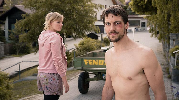 Lena (Rosalie Thomass) und Willi (Matthias Ransberger) gehen nach einem Streit getrennte Wege.