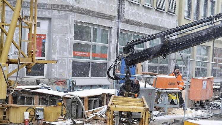 Teile des Krans liegen am Boden. Foto: Ronald Rinklef