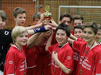 Die U13-Jungs des SSV Kitzingen freuen sich über den gewonnenen Siegerpokal beim eigenen Hallenturnier. Foto: Thomas