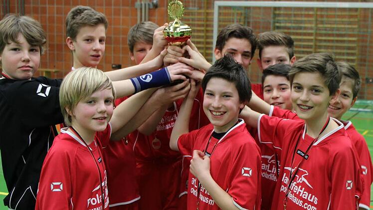 Die U13-Jungs des SSV Kitzingen freuen sich über den gewonnenen Siegerpokal beim eigenen Hallenturnier. Foto: Thomas
