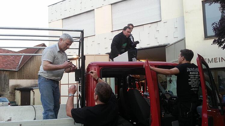 Aktuell baut die Feuerwehr in Eigenleistung ein Transportfahrzeug um. Am Sonntag soll es geweiht werden.