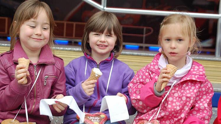 Eisschlecken gehört zum Kindertag beim Schützenfest für (von links) Maxi Gabriel, Lina Rupprecht und Franka Feihe.