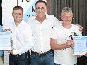 Mit dem Überreichen der Meisterschaftsurkunden ist es nun auch amtlich: Die erste Mannschaft des 1. FC Marktleugast ist Meister der Kreisliga 2 und die zweite Mannschaft der B-Klasse 9 des Fußballkreises Bamberg/Bayreuth. Von links: Kreisspielleiter Gerd Rieß, Daniel Schramm, Trainer Ralf-Werner Ohnemüller, Karl-Heinz Fechner und FC-Vorsitzender Klaus Witzgall. Foto: Klaus-Peter Wulf