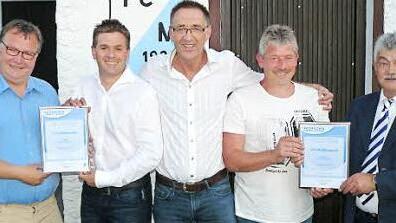 Mit dem Überreichen der Meisterschaftsurkunden ist es nun auch amtlich: Die erste Mannschaft des 1. FC Marktleugast ist Meister der Kreisliga 2 und die zweite Mannschaft der B-Klasse 9 des Fußballkreises Bamberg/Bayreuth. Von links: Kreisspielleiter Gerd Rieß, Daniel Schramm, Trainer Ralf-Werner Ohnemüller, Karl-Heinz Fechner und FC-Vorsitzender Klaus Witzgall. Foto: Klaus-Peter Wulf