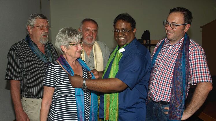 Als Dankeszeichen: Pater Nirmol, der die Projekte in Indien betreut, überreichte einen Schal an (von links) 2. Vorsitzenden Herbert Weichhold, Monika und Heinrich Hackenberg und Sven Zillmer. Foto: Stefan Geiger