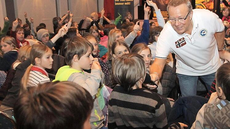 Wissensquiz: Dieter Breivogel im Gespräch mit Kulmbacher Schülern bei einem Anti-Drogen-Konzert in der Stadthalle Foto: Dagmar Besand