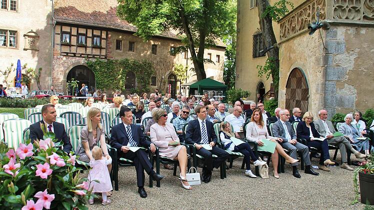 Hochkarätiges Publikum im Schlosshof. Foto: Werner Vogel