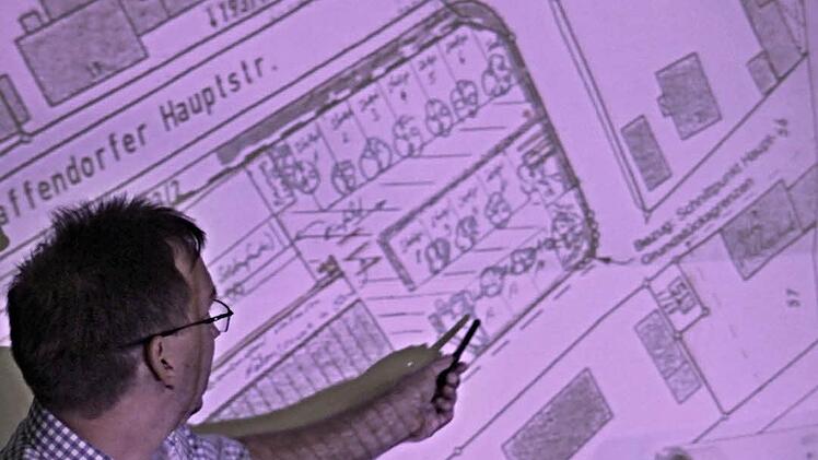 Bürgermeister Wolfram Thein erläutert dem Gemeinderat die Planung der Firma Terra fit GmbH, die in Pfaffendorf einen Wohnmobilstellplatz errichten möchte. Foto: Helmut Will