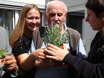Lea-Marie Dorsch (links) und Sonja Herold lassen Heimbewohner Kurt Kuch am duftenden Lavendel schnuppern. Dagmar Besand
