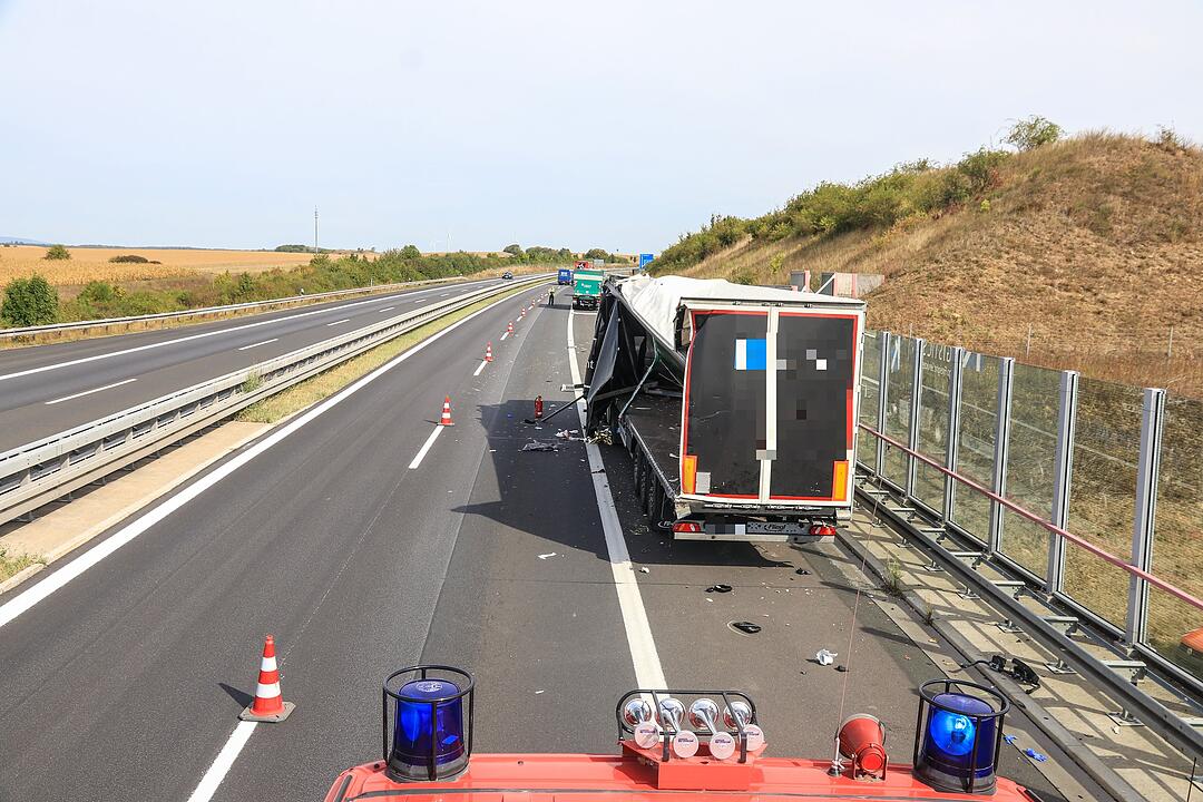 Schwerer Unfall A71: Lkw-Fahrer lebensgefährlich verletzt