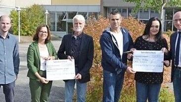 Spenden&uuml;bergabe an der Regiomontanus-Schule mit (von links) Johannes Hertrich, Anja Golle, Uwe Rendigs, Oliver und Katrin Frank und Gerhard Schmid  Foto: privat