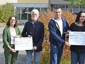 Spendenübergabe an der Regiomontanus-Schule mit (von links) Johannes Hertrich, Anja Golle, Uwe Rendigs, Oliver und Katrin Frank und Gerhard Schmid  Foto: privat