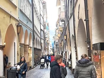 Das ist die Einkaufszeile in Bozen. Es geht also auch in schön - wenn auch ein Teil der Läden jene sind, die es in jeder Stadt gibt.  Fotos: Michael Busch