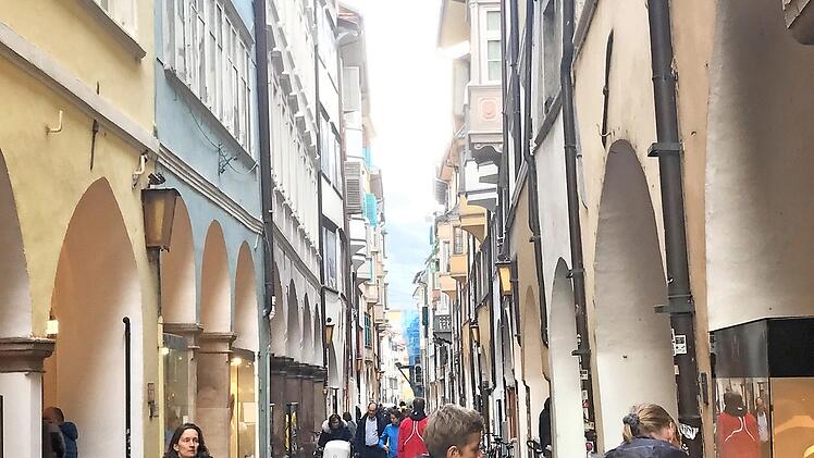 Das ist die Einkaufszeile in Bozen. Es geht also auch in schön - wenn auch ein Teil der Läden jene sind, die es in jeder Stadt gibt.  Fotos: Michael Busch