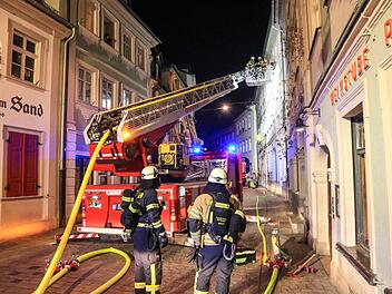 Am frühen Freitag verhinderte die Feuerwehr in Bamberg, dass in der Oberen Sandstraße womöglich ein größerer Brand ausbrach. Fotos: Merzbach/News5