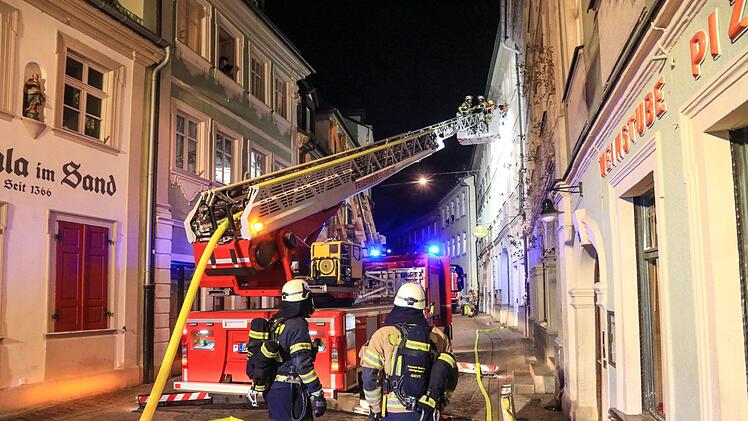 Am frühen Freitag verhinderte die Feuerwehr in Bamberg, dass in der Oberen Sandstraße womöglich ein größerer Brand ausbrach. Fotos: Merzbach/News5