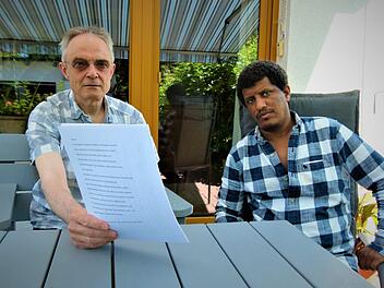Nach so vielen körperlichen und seelischen Qualen, die Hussen Adem Eshetu (rechts) durchlitten hat, sollte nach Überzeugung seines Betreuers Hanns-Georg Schmidt entweder eine sachgerechte Bewertung seines Verfolgungsschicksals oder zumindest aus humanitären Gründen der Schutz vor einer Abschiebung ermöglicht werden. Foto: Werner Reißaus