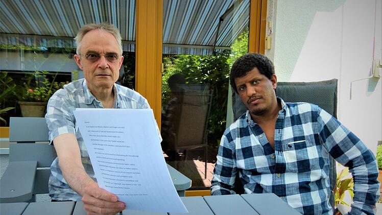 Nach so vielen körperlichen und seelischen Qualen, die Hussen Adem Eshetu (rechts) durchlitten hat, sollte nach Überzeugung seines Betreuers Hanns-Georg Schmidt entweder eine sachgerechte Bewertung seines Verfolgungsschicksals oder zumindest aus humanitären Gründen der Schutz vor einer Abschiebung ermöglicht werden. Foto: Werner Reißaus