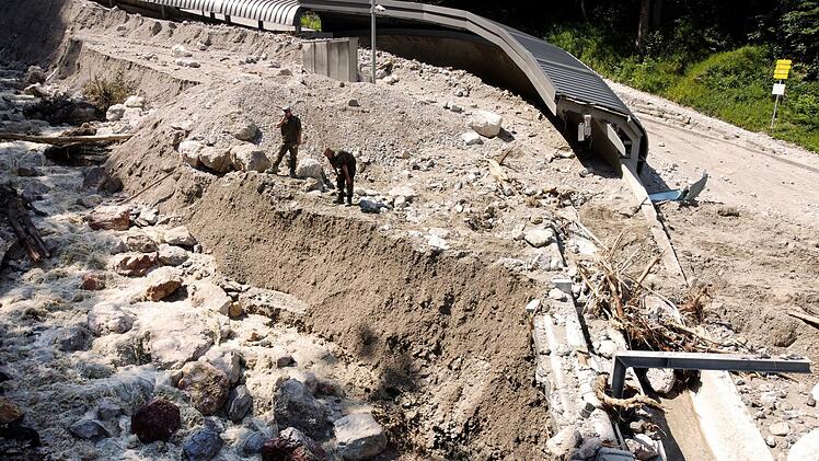 Nach starkem Regen hat Schutt und Geröll die Bob- und Rodelbahn völlig zerstört. An der Generalsanierung der Anlage war in den Jahren 2010 und 2011 auch die Kulmbacher Firma Holzbau Fleischmann beteiligt.