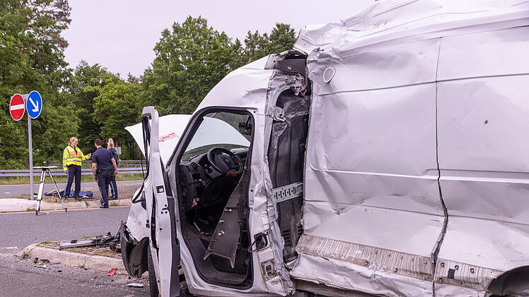 Unfall mit Bus und Kleintransporter: Acht Personen zum Teil schwer verletzt