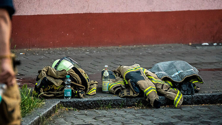 Wohnungsbrand in Mehrfamilienhaus in F&uuml;rth: Eine tote Person geborgen