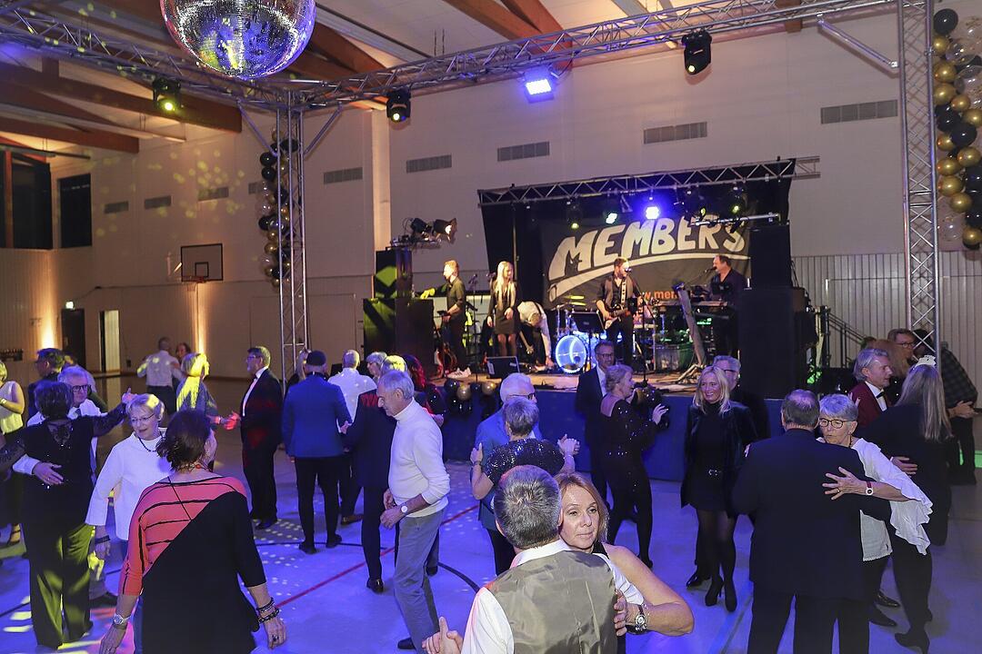 Es wurde in das Jahr 2025 gefeiert.