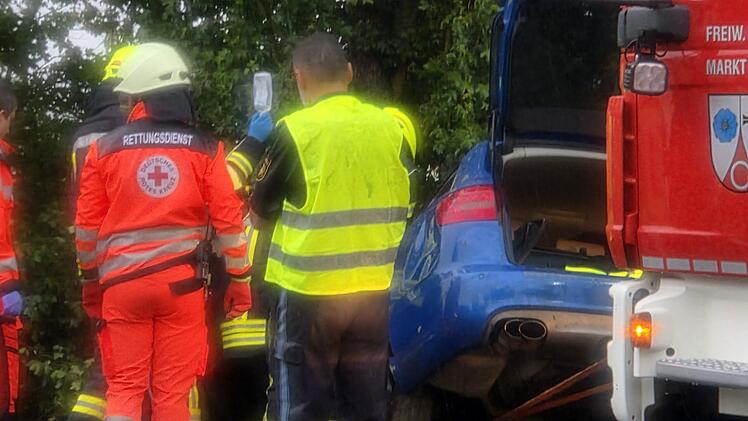 Lehrberg: Unfall auf B 13 - Fahrer verletzt und Stra&szlig;e gesperrt