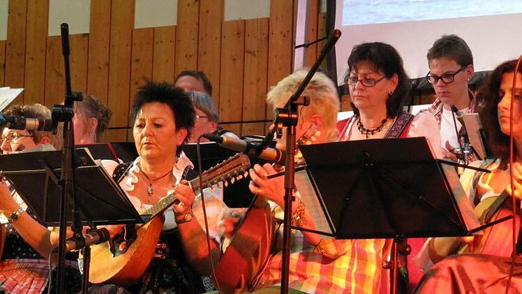 Mit ein bisschen Lampenfieber,  aber voll konzentriert zupfen die Musikanten ihre Mandolinen, Mandolen und Gitarren.