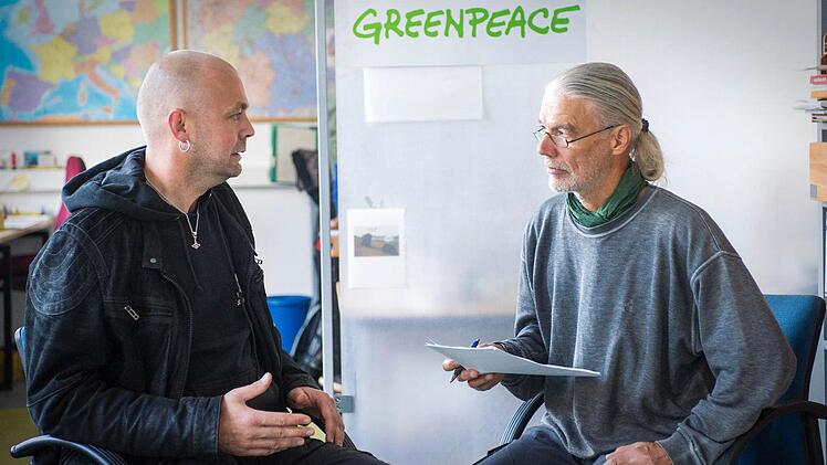 In der deutschen Greenpeace-Zentrale in Hamburg absolvierte der Kronacher Helmut Wesolek ein einwöchiges Klettertraining als Vorbereitung auf Greenpeace-Aktionen. Dabei führte Helmut Wesolek (rechts) ein Gespräch mit Timo Liebe, der die Arktis-Kampagne für Deutschland leitet.  Foto: Greenpeace