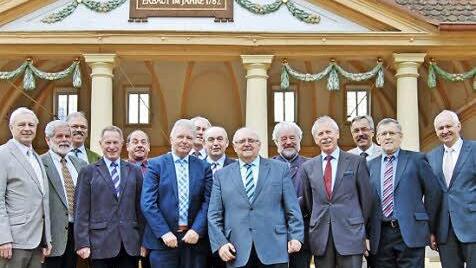 Verabschiedung von 212 Jahren Erfahrung: Kreisvorsitzender Siegfried Erhard (Mitte) verabschiedete gemeinsam mit Landtagsabgeordneten a.D. Robert Kiesel (rechts) zwölf Bürgermeister und sich selbst aus dem Kreisverband des Bayerischen Gemeindetages Fotos: Sigismund von Dobschütz