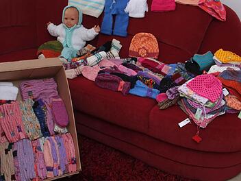 Jede Menge Kleidungsstücke schicken die Oerlenbacher Strickfrauen auf die Reise ...