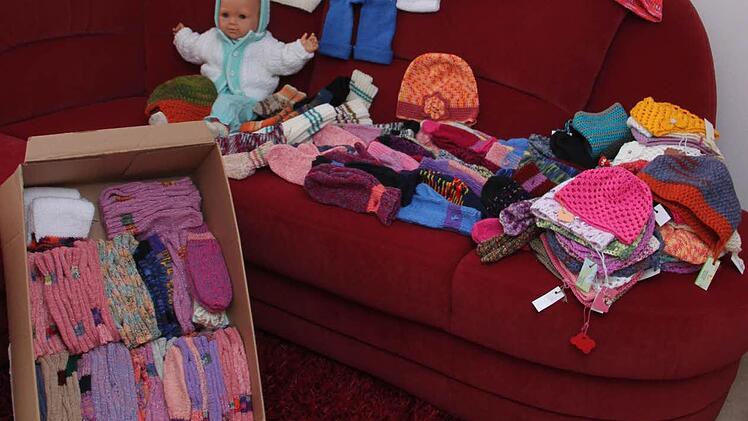 Jede Menge Kleidungsstücke schicken die Oerlenbacher Strickfrauen auf die Reise ...