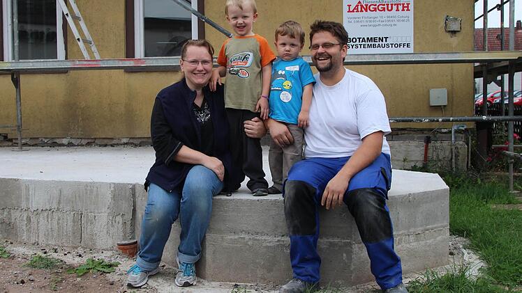 Alexandra, Julian, Hendrik und Stefan Klebeg (von links) zeigen die Stelle auf der Terrasse, wo der Glockenturm in Zukunft stehen wird.