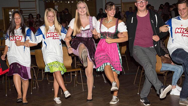 Ausgelassene Stimmung herrschte erst zu vorgerückter Stunde beim Michelauer Oktoberfest.  Foto: Klaus Gagel