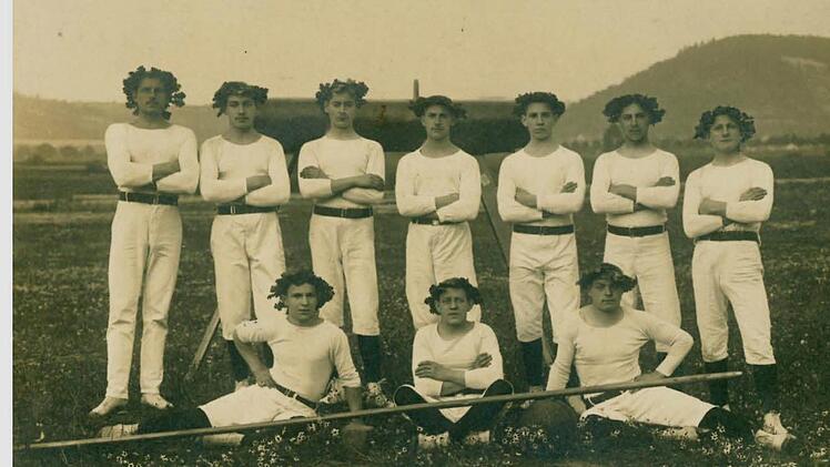 Mit einem Kranz wurden die Sieger bei den damaligen Turnfesten ausgezeichnet. Foto: Archiv/Repro: Geiling