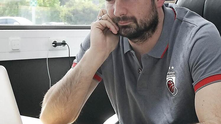 Der Brauch scheint etwas aus der Mode gekommen zu sein, aber bei Thorsten Vogt, Mediendirektor der Brose Baskets und ebenfalls immer verf&uuml;gbarer Ansprechpartner, w&auml;chst er noch, der Bart. Rasur? Nach dem letzten Play-off-Spiel.