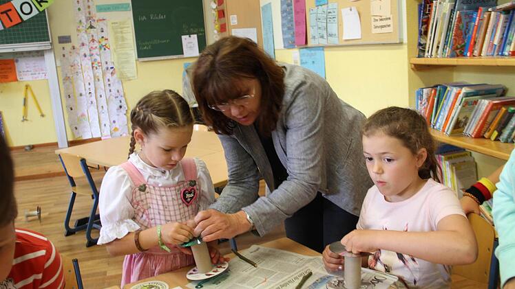 Bei Konrektorin Pia Löffler konnten die Kinder ein Gummi-Motor-Auto anfertigen. Foto: Gerda Völk
