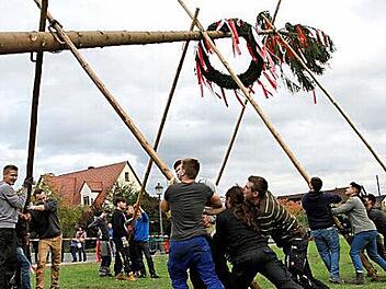 Die Kerwasburschen beim Baumaufstellen Foto: Mathias Erlwein
