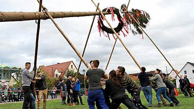 Die Kerwasburschen beim Baumaufstellen Foto: Mathias Erlwein