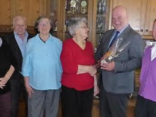 Lieselotte Färber (Mitte) mit Bürgermeister Ralf Holzmann, Pfarrerin Sigrun Wagner sowie Tochter Martina (links) mit weiteren Gratulanten Foto: Klaus-Peter Wulf