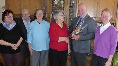 Lieselotte Färber (Mitte) mit Bürgermeister Ralf Holzmann, Pfarrerin Sigrun Wagner sowie Tochter Martina (links) mit weiteren Gratulanten Foto: Klaus-Peter Wulf